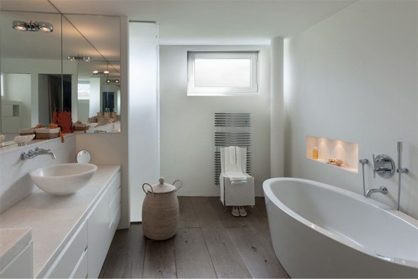 Badezimmer fenster Ansicht eines Badezimmers mit Kellerfenster