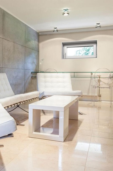 Lounge fenster Ansicht einer Lounge im Keller mit Dreh-Kippfenster
