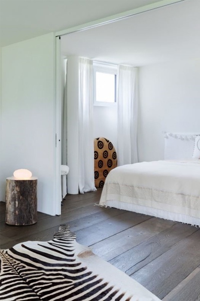 Schlafzimmer fenster Ansicht eines Schlafzimmers mit Kellerfenster im Hintergrund