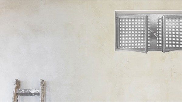 Stahlkellerfenster zweifluegelig 02 1 Ansicht eines zweiflügeligen Stahlkellerfensters vor einer verputzten Wand